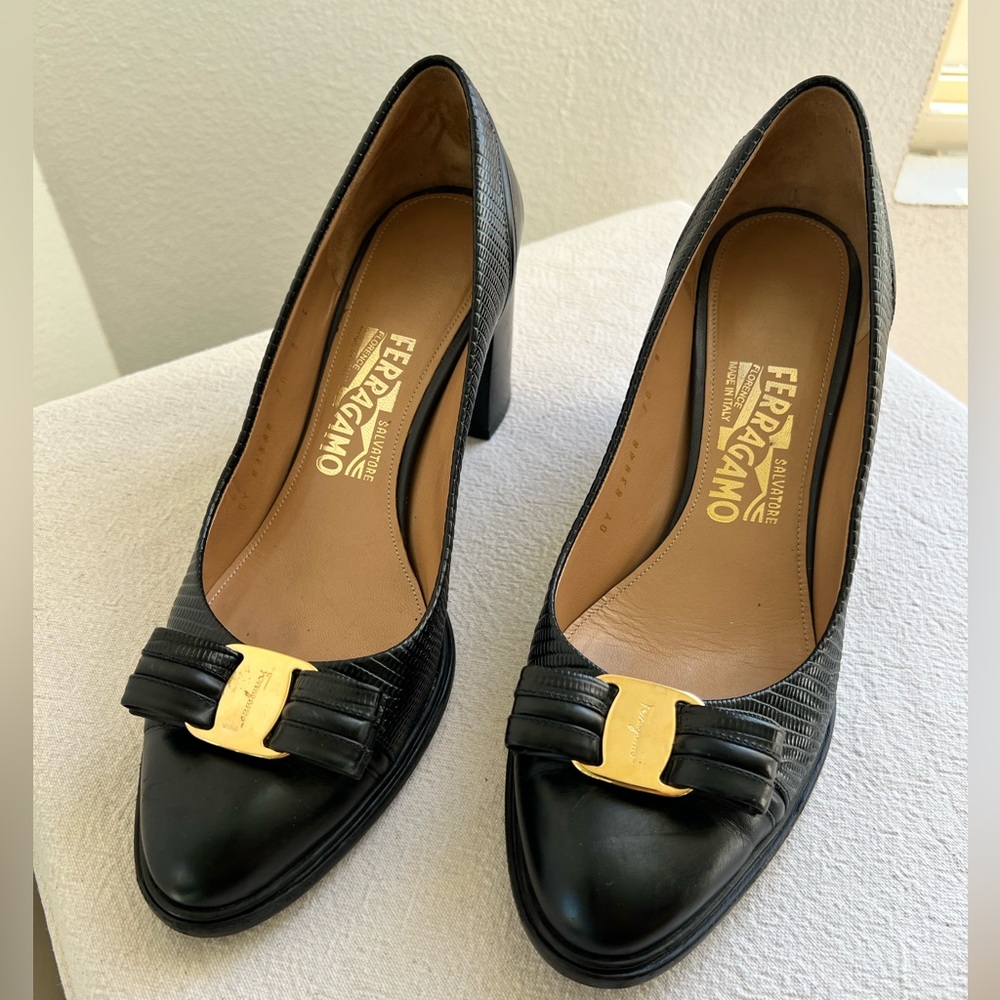 Salvatore Ferragamo black leather heels with bow - Picture 2 of 8